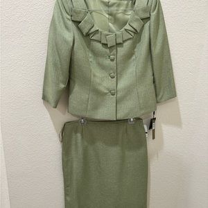 Tahari women suit size 10